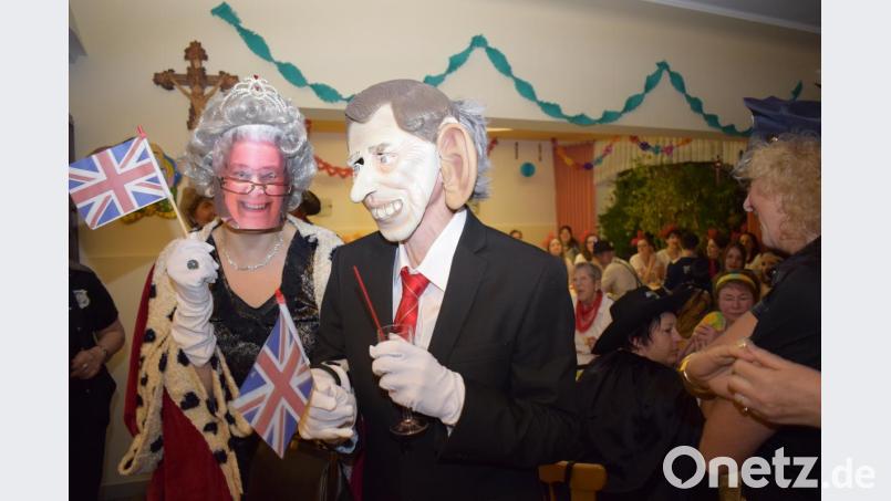 Prinz Charles und die Queen haben vom Brexit die Nase voll. Beim Weiberfasching baten sie um Asyl. Bild: bnr