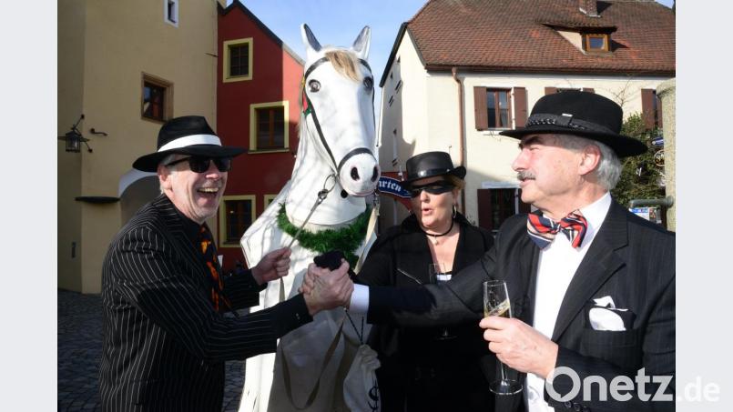 Jürgen Laubert und Beate Merkel von der Schimmel AG (von links) und Bürgermeister Karl-Heinz Preißer besiegeln den Rosshandel mit Handschlag. Bild: bey
