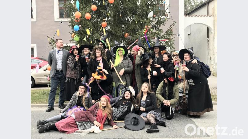 Was der Hohenburger Bürgi Florian Junkes so alles aushalten muss. Der Flug mit den Hohenburger Last-Minute-Hexen hat ihn offenbar ganz schön in Turbulenzen und Luftlöcher gerissen. Aber er hat's überlebt. Bild: bö