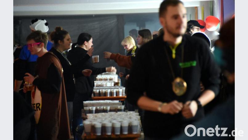 Dutzende von Helfer des Faschingsvereins und noch viele Freunde und Bekannte haben alle Hände voll zu tun, um an der über 30 Meter langen Bar die durstigen Feierwütigen zu versorgen. Bild: bgm