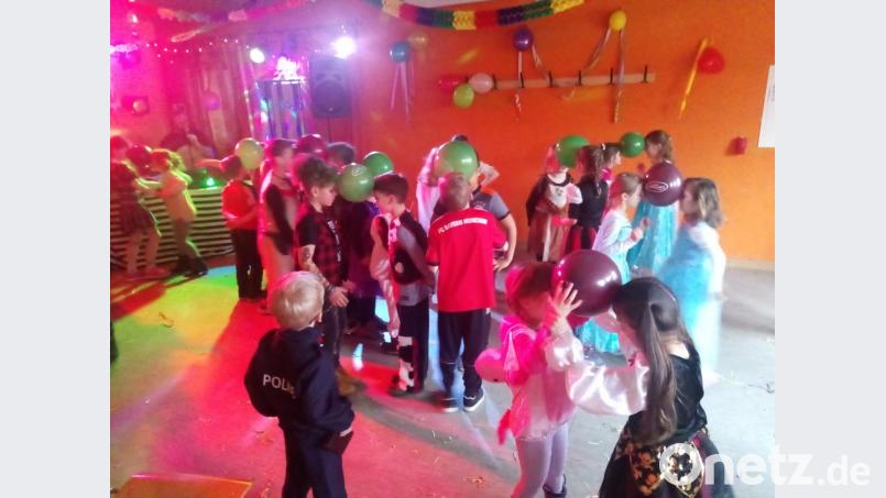 Der Luftballontanz fordert von den Kindern Geschick und macht Spaß. Bild: exb