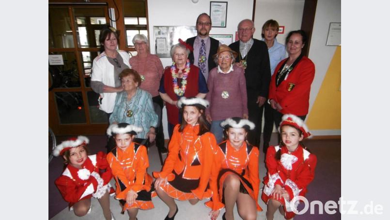 BRK-Heimleiter Andreas Wöhrl (stehend, Vierter von links) mit den Faschingsordenträgern sowie Vertretern der Garden des WCV aus Waldeck. Bild: njn