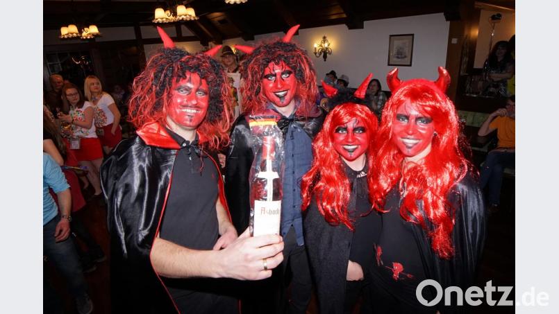 Tolle Stimmung herrschte beim Faschingsball in Högling. Die Teufel freuten sich über ihren ersten Platz bei der Maskenprämierung. Bild: nib