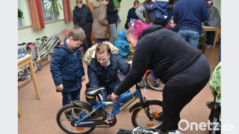 Die Radbörse des Elternbeirats des Evangelischen Hauses für Kinder Gottfried Sperl war ein voller Erfolg. Nur wenige gingen leer aus. Schnell wurde die Rahmenhöhe geprüft und schon ging es ab zur Kasse. Bild: dob