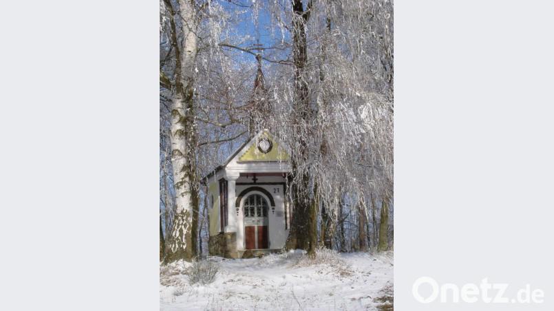 1927 ließ der Zimmerermeister Johann Fehlner aus Häuslöd auf seinem – zwischen Bittenbrunn und Häuslöd gelegenen – Grundstück eine Kapelle zu Ehren der Mutter Gottes errichten. Bild: Josef Schmaußer