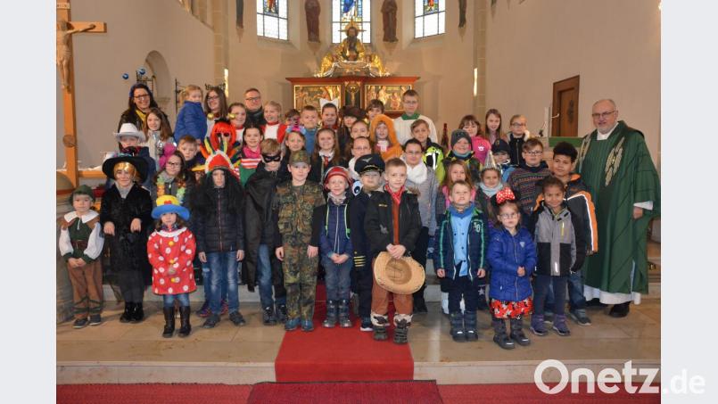 Zu einem „kostümierten Familiengottesdienst“ hatte heuer wieder die Pfarrei St. Jakob in die Stadtpfarrkirche eingeladen. Pfarrer Anton Witt (rechts) hielt eine Faschingspredigt in Reimform. Den Familiengottesdienst vorbereitet hatten Sandra Schug und Roland Schenkl (hinten, von links). Bild: jr