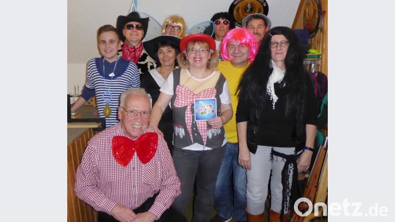 Die Maschkerer beim Faschingsschießen mit Schützenmeister Bruno Müller (vorn, mit Fliege). Bild: no