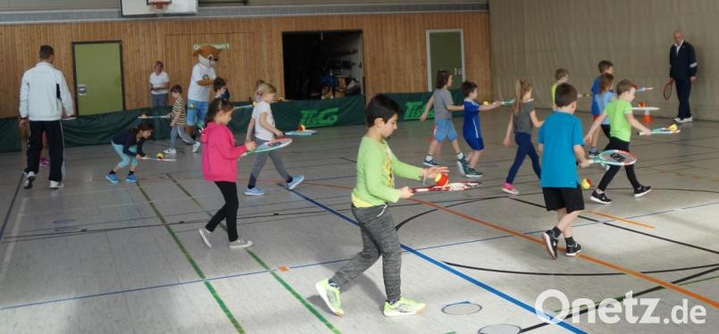 Mitglieder des Tennisvereins führten mit den Schülern der ersten und zweiten Klassen ein spielerisches Tennistraining durch. Mit Maskottchen „Talentino“ hatten die Kinder viel Freude. Bild: weu