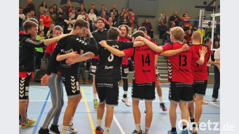 Ausgelassen feiern die VC-Spieler in Regenstauf mit ihren Fans die Meisterschaft. Bild: gsp