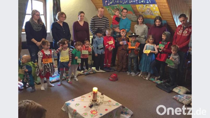 „Der liebe Gott will, dass wir fröhlich sind“. Das erlebten die Kinder im Kleinkindergottesdienst am Faschingssonntag im Nebengebäude des Pfarrhofes. Bild: weu