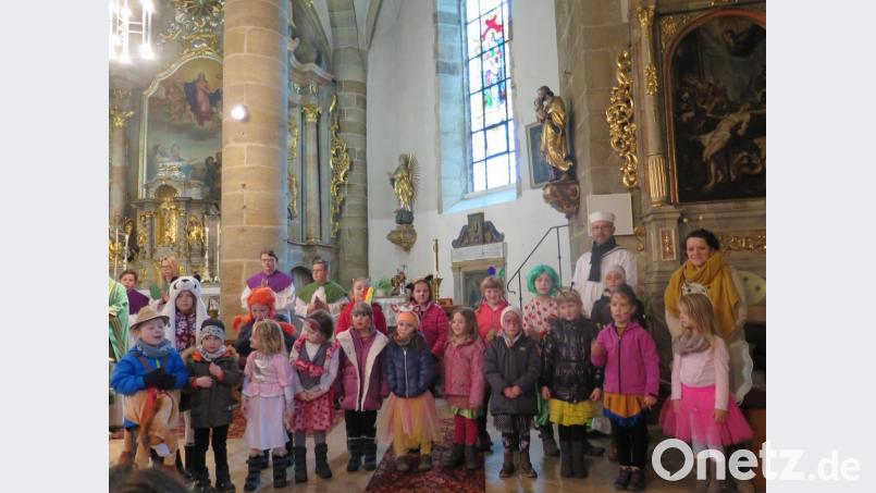 In bunten Kostümen traten nicht nur die Sängerinnen und Sänger, sondern auch Chorleiterin Katharina Lippert und Begleiter Thomas Völkl beim Familiengottesdienst auf. Bild: jzk