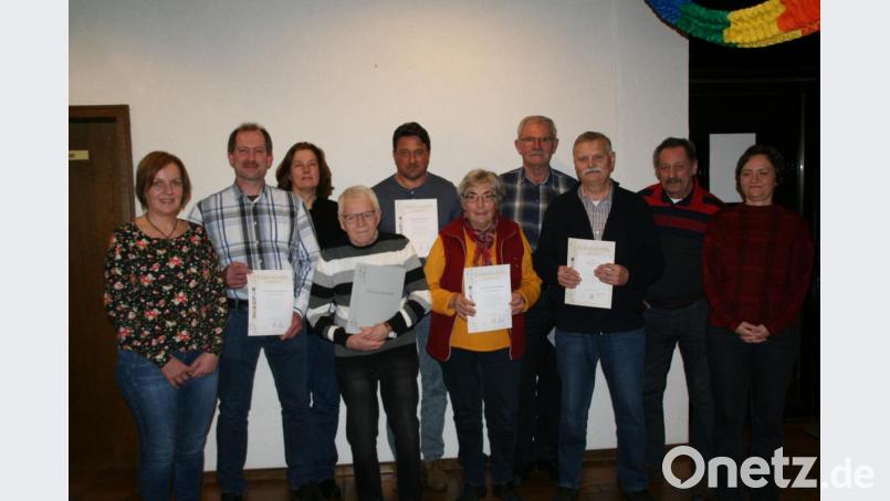 Zahlreiche Ehrungen und Verabschiedungen gab es bei der Jahreshauptversammlung. Das Bild zeigt von links Doris Schwarz, Johannes Herold, Ursula Schimmel, Martin Forster, Stefan Müller, Anita Kammerer, Hermann Bayer, Karl Heinold, Hans-Jürgen Lauterbach und Kreisgartenfachberaterin Manuela Pappenberger Bild: fpoz