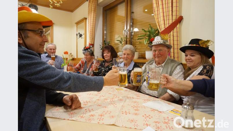 &quot;Gsund bleiben&quot; hieß es oft beim Faschingskranzl - ein guter Grund sich zuzuprosten. Bild: eib