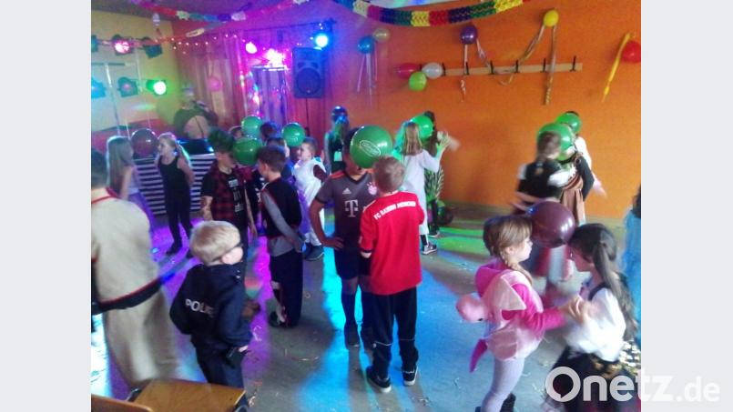 Der Luftballontanz fordert von den Kindern Geschick und macht Spaß. Bild: exb