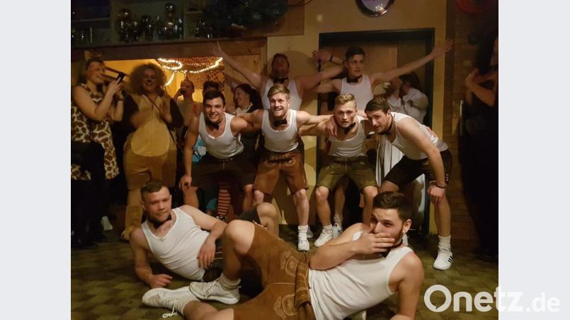 Das Männerballett des TSV Konnersreuth sorgte beim Weiberfasching im Sportheim für Begeisterung. Bild: exb