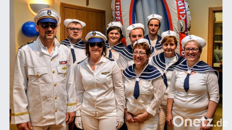 Die Crew des Traumschiffs mit Kapitän (Ortsobmann Matthias Dotzler) und Chefstewardess (Ortsbäuerin Brigitte Gnan) begrüßt die Gäste im vollen Pfarrheim. Bild: fdl