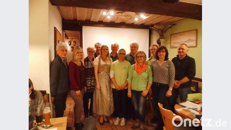 Neuwahlen – von links: Alfons Foitzik (Kassenprüfer), Birgit Roth (Kassenverwalterin),
Arina Schultes (2. Vorsitzende), Helmut Schäffler (Beisitzer), Jana Schäffler (Beisitzerin),
Andre Dietrich (1. Vorsitzender), Elisabeth Haberberger (Schriftführerin), Klaus Sehnke
(Beisitzer), Margit Haller (Beisitzerin), Petra Prischenk (Jugendleiterin), Anita Bauer (Beisitzerin),
Walter Schindler (Kassenprüfer). Bild: alr