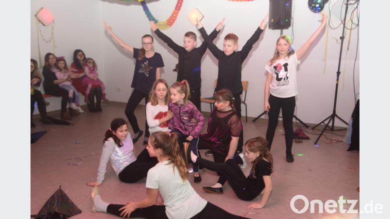 Die Tanzgruppen begeistern die Kinder beim Fasching. Bild: bey
