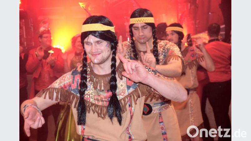 "Uga Chacka" Nicht auf dem Kriegspfad waren die Inidaner des Männerballetts sondern auf der Faschingsbühne bei den Wilderern in Schmidmühlen Bild: bö