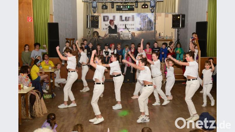 Die Tanzgirls von DJ Lui zeigen den Kindern ihre Tänze. Bild: bey