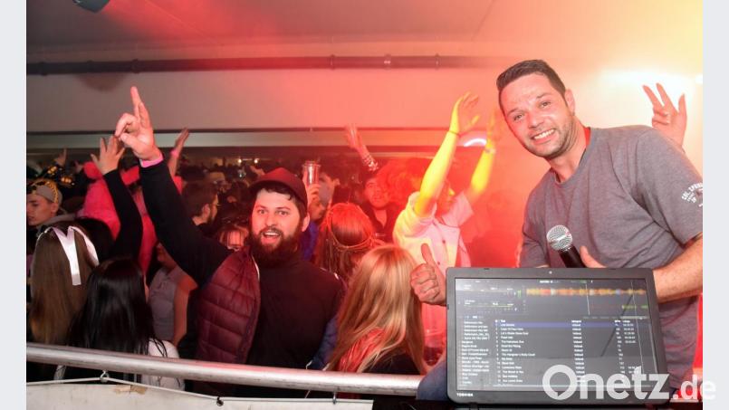 DJ Eddie heizt seinen Partygästen so richtig ein. In etwa das halbe Parkdeck hat sich so in eine schier endlose Tanzfläche verwandelt. Bild: bgm