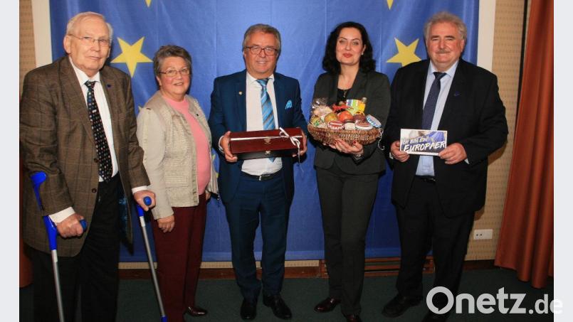 Im Bild der Vorsitzende der Europa Union, Uwe-Karsten Mühlenbeck, 2. Vorsitzende Inge Pannrucker, Toni Dutz, Kristina Larischová und Europa Union Vorstandsmitglied Peter Gold. Bild: wro