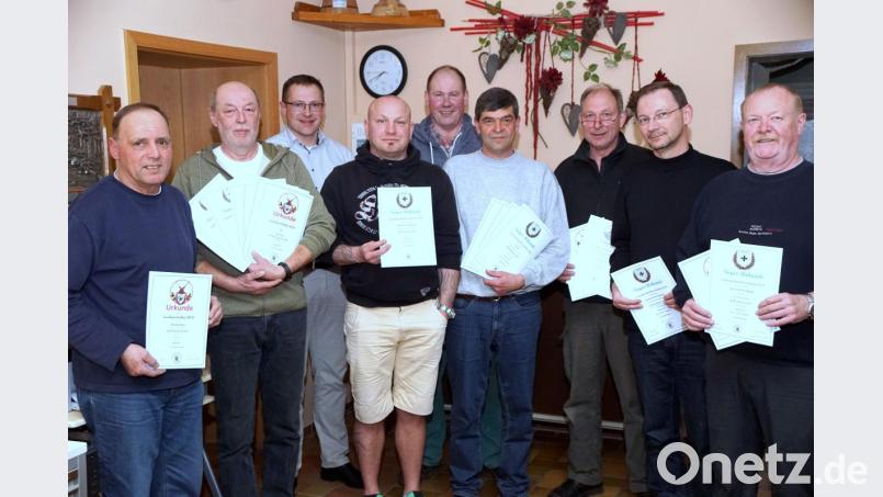 Urkunden ohne Ende für die Sportschützen der KSK (von links): Hans Stahl, Peter Hößl, Martin Schmid, René Schindler, Roland Schäffler, Günther Thätz, Manfred Veigl, Reiner Reichenberger und Rainer Lubina. Bild: bkr