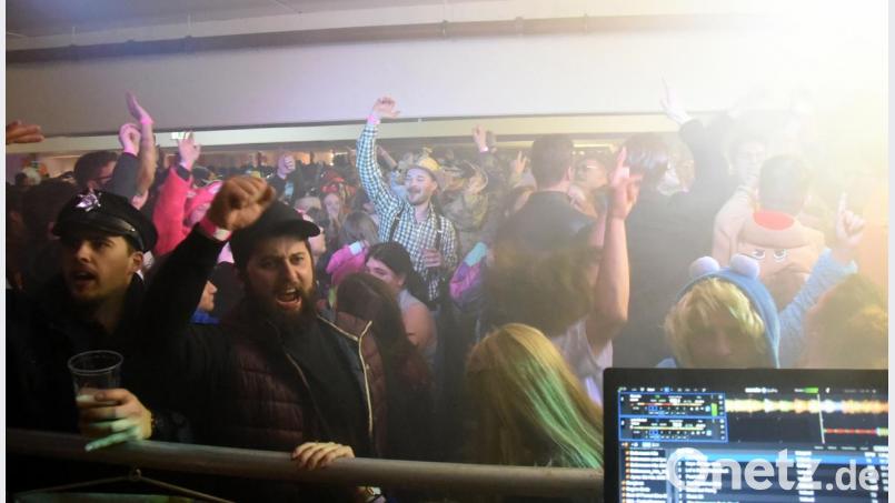 Dicht an dicht feiern, tanzen und springen die Maschkerer zu wummernden Bässen und beliebten Partyklassikern. Bild: bgm