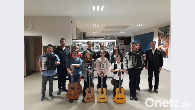 Gitarrenlehrer Matthias Rieß (Zweiter von links) und Akkordeonlehrer Alois Fischer (rechts) hatten ihre Schüler gut auf das Vorspiel vorbereitet.	Bild: exb Bild: exb