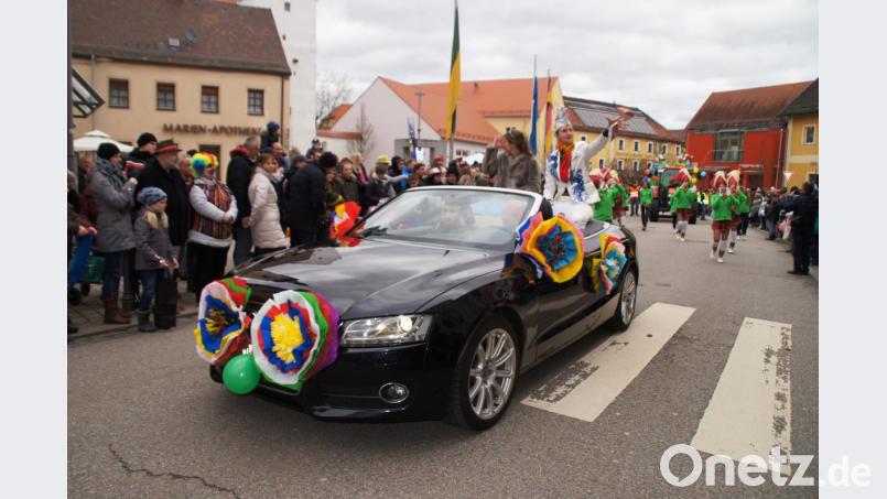 An der Spitze des Nittenauer Faschingszuges fuhr die Allotria, hier mit dem Prinzenpaar Sandro I. und Julia I. Bild: sir