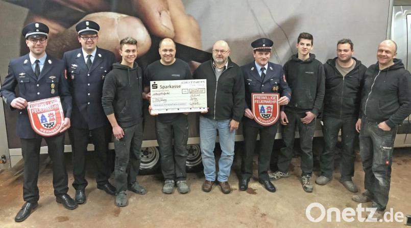 Die Feuerwehr-Führung freute sich über die Spende der Schreinerei. Bild: wee
