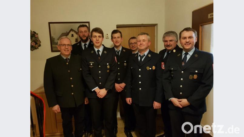 Führungswechsel und Ehrungen bei der Feuerwehr Holnstein-Mittelreinbach (von links): Bürgermeister Winfried Franz, Horst Förderreuther (40 Jahre aktiver Dienst), der neue Kommandant Markus Guttenberger und sein Vize Marco Holzwarth, Kreisbrandmeister Christian Meyer, der bisherige Kommandant Stephan Sperber, Kreisbrandinspektor Hans Sperber und Vorsitzender Gerd Pürner. Bild: exb
