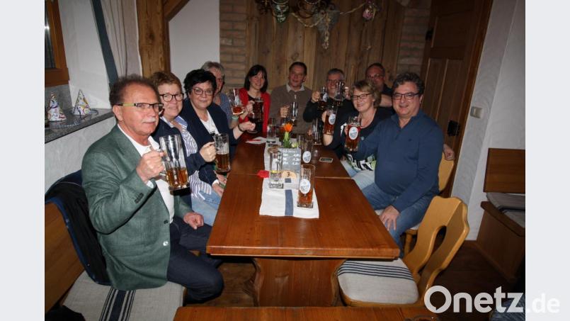 Gemeinsam mit Ortsvorsitzender Sabine Eichermüller (Fünfte von links) und Bürgermeister Werner Walberer (links) feierten über 50 Mitglieder und Freunde der Pressather SPD in Pfaffenreuth den 100. Gründungstag des Ortsvereins. Bild: bjp