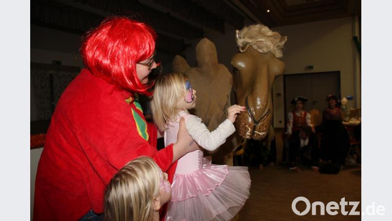 Wie wild sind die Schnaittenbacher Kinder darauf, das Kamel Sulaika zu streicheln oder sogar auf ihm zu reiten. Bild: ads