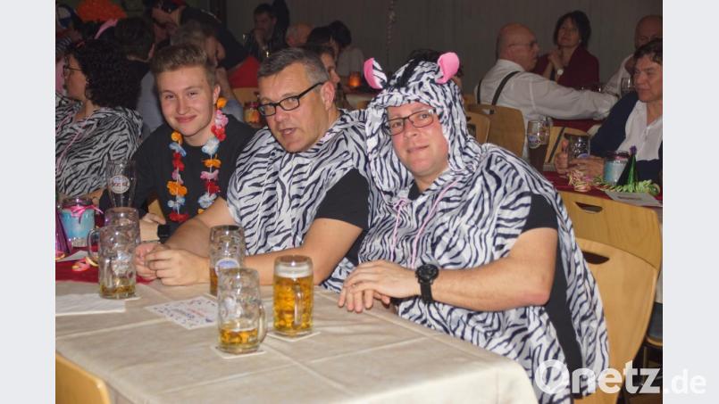 Lieber ein Bier, als beim Tanzen schwitzen. Bild: mmj