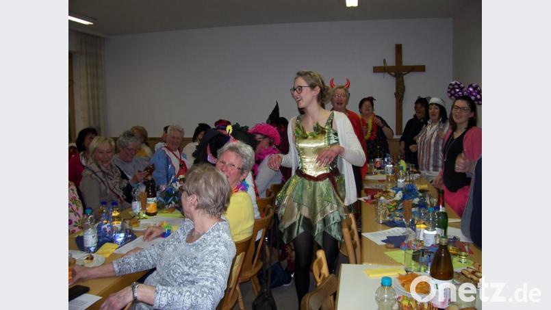 Bewegungsspiele bringen die Besucherinnen beim Frauenbundfasching in Schwung. Bild: srh