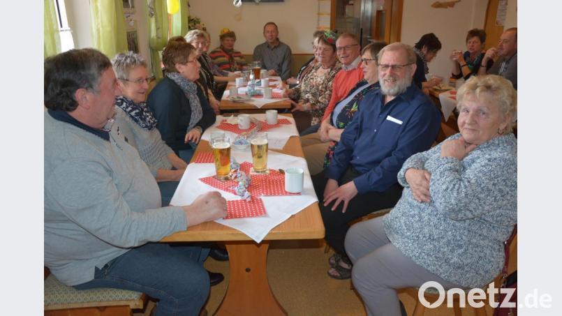 Kaum Kostüme, aber dennoch gute Laune: Zahlreiche Gäste kamen zum VdK-Fasching ins Konnersreuther Schützenheim, darunter auch Pfarrseelsorger Pater Benedikt Leitmayr (Zweiter von rechts) und Bürgermeister Max Bindl (Vierter von rechts). Bild: jr