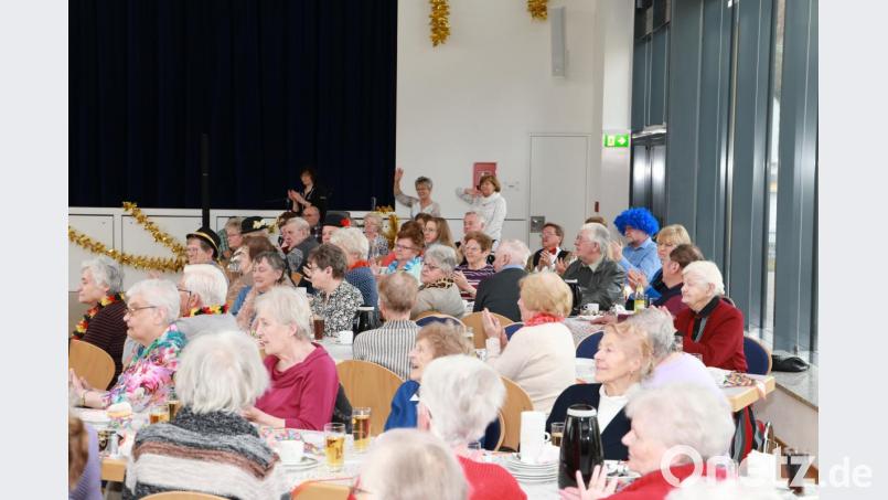 Vergnügte Stunden verlebten die Senioren in der Stadthalle. Bild: njn