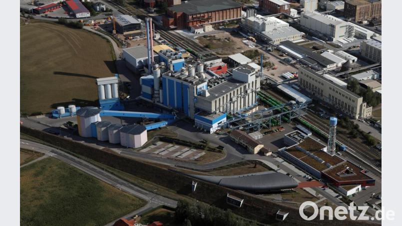 Das Müllkraftwerk Schwandorf aus der Luft, links neben den Kaminen ist die Klärschlamm-Trocknungsanlage zu sehen. Sie soll in diesem Jahr in den Probebetrieb gehen. Bild: Gerhard Götz