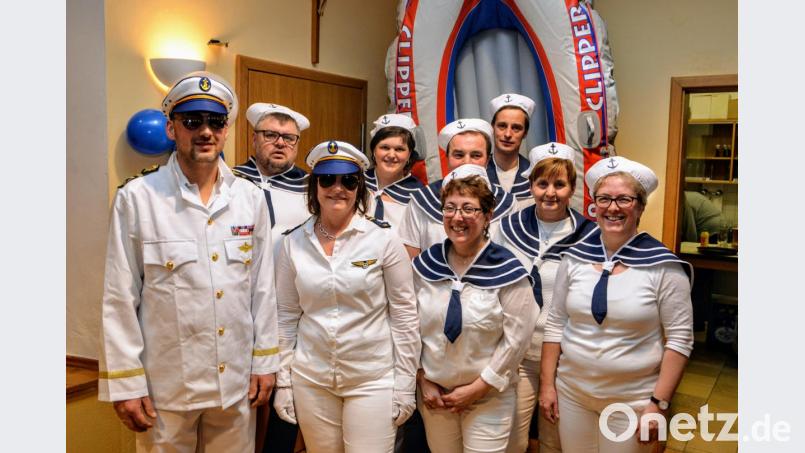 Die Crew des Traumschiffs mit Kapitän (Ortsobmann Matthias Dotzler) und Chefstewardess (Ortsbäuerin Brigitte Gnan) begrüßt die Gäste im vollen Pfarrheim. Bild: fdl