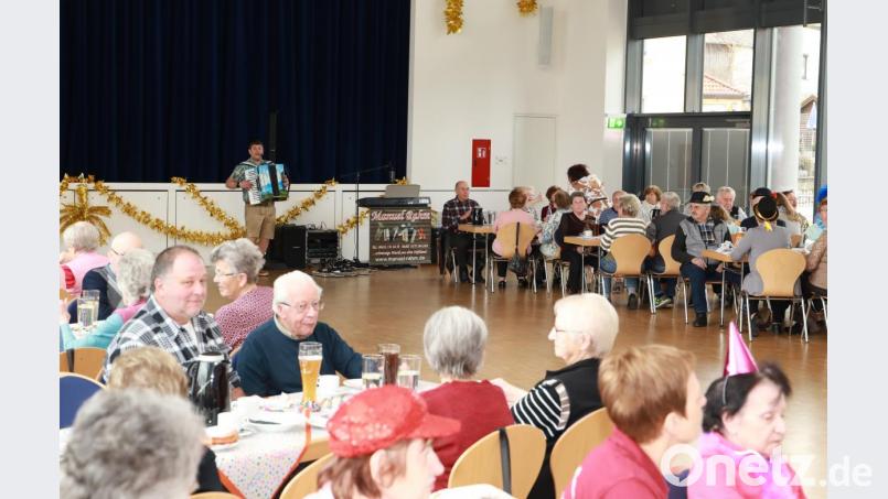 Vergnügte Stunden verlebten die Senioren in der Stadthalle. Für Musik sorgte der Alleinunterhalter Manuel Rahm. Bild: njn
