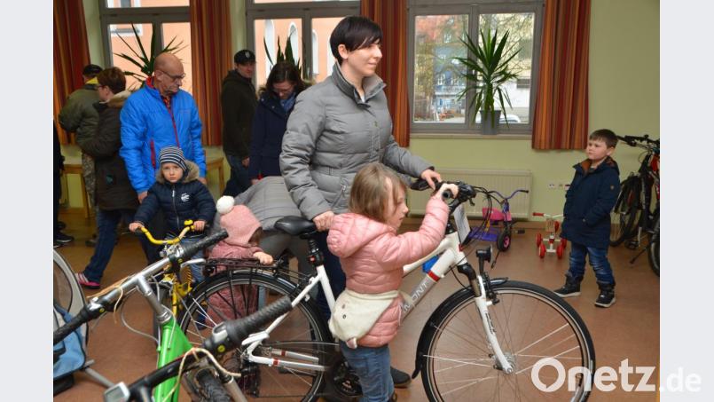Die Radbörse des Elternbeirats des Evangelischen Hauses für Kinder Gottfried Sperl war ein voller Erfolg. Nur wenige gingen leer aus. Schnell wurde die Rahmenhöhe geprüft und schon ging es ab zur Kasse. Bild: dob