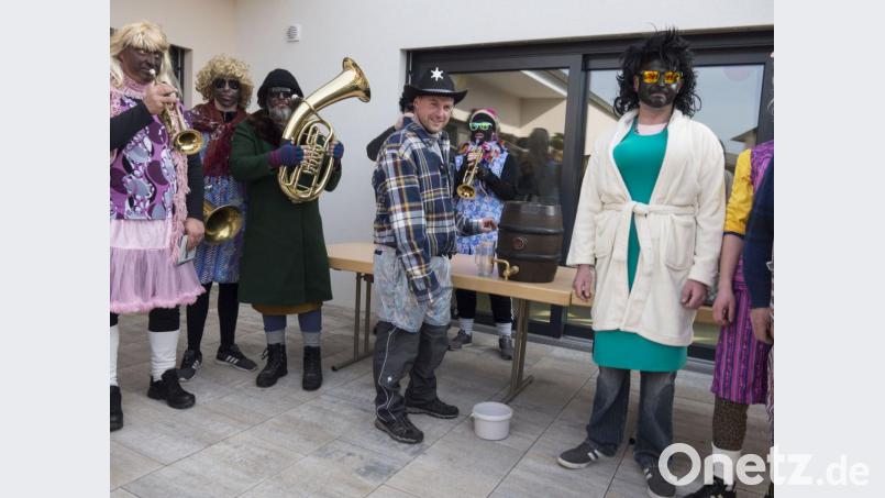 Für genügend AWO-Zoigl unter den Musikern und Maschkerern sorgt Hausmeister Markus Füssl als Sheriff. Bild: gz