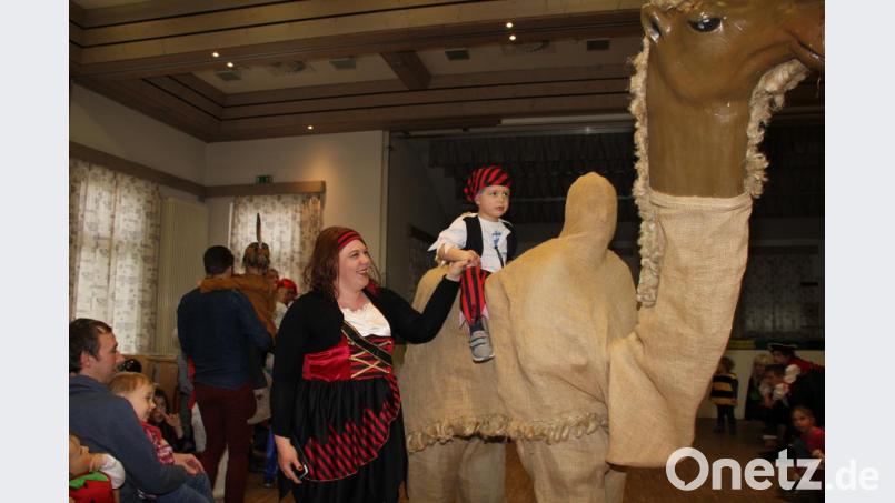 Wie wild sind die Kids darauf, das Kamel „Sulaika“ zu streicheln oder sogar auf ihm zu reiten. Bild: ads