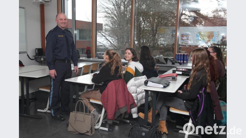 Der Einstellungsberater Ulrich Glaser von der PI Weiden zeigt die Berufsmöglichkeiten bei der Polizei auf. Bild: exb