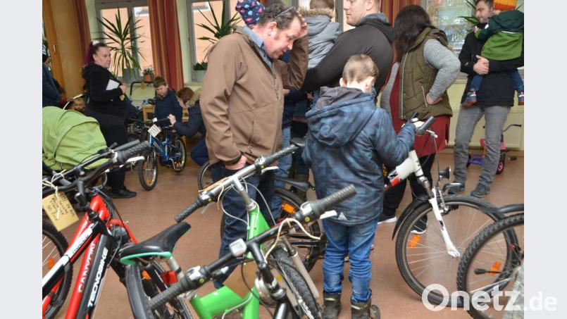 Die Radbörse des Elternbeirats des Evangelischen Hauses für Kinder Gottfried Sperl war ein voller Erfolg. Nur wenige gingen leer aus. Schnell wurde die Rahmenhöhe geprüft und schon ging es ab zur Kasse. Bild: dob