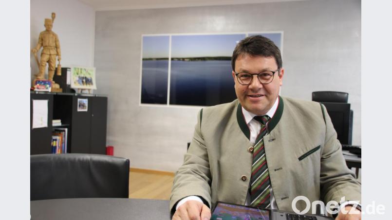 Bürgermeister Thomas Falter, hier in seinem Büro im Wackersdorfer Rathaus, wird 2020 nicht kandidieren, sondern außer der Reihe erst 2023. Bild: Thomas Dobler