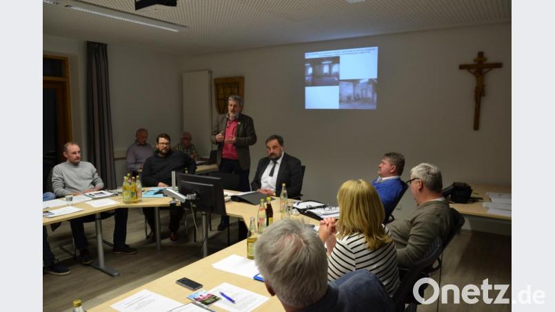 Wolfgang Meidenbauer (stehend) und Adrian Wenck (Dritter von links) vom LTO informieren die Gemeinderäte über ihr Vorhaben der Belebung des früheren Raiffeisengebäudes. Bild: gi