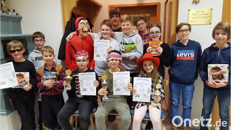 14 Jungschützen beteiligen sich am Faschingsschießen von „Hubertus“ Schirmitz. Die Erstplatzierten bekommen Pokale und Urkunden. Bild: du