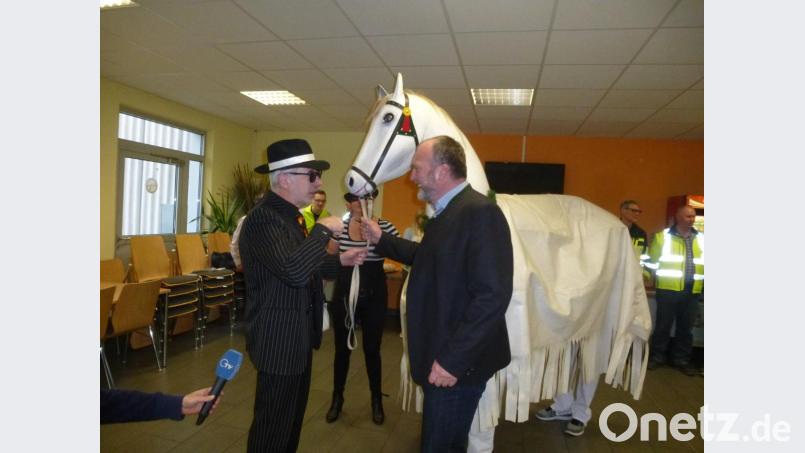 Der Pilkington-Werksleiter Reinhold Gietl ist mit dem Schimmel unterwegs. Bild: bk